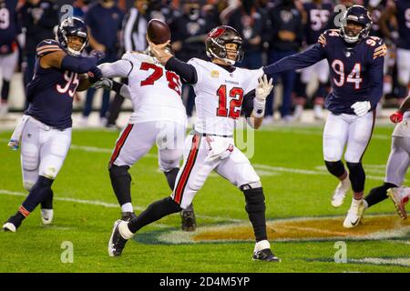 Chicago, Illinois, USA. Okt. 2020. - Buccaneers Quarterback #12 Tom Brady wirft den Ball während des NFL-Spiels zwischen den Tampa Bay Buccaneers und Chicago Bears im Soldier Field in Chicago, IL. Fotograf: Mike Wulf. Kredit: csm/Alamy Live Nachrichten Stockfoto