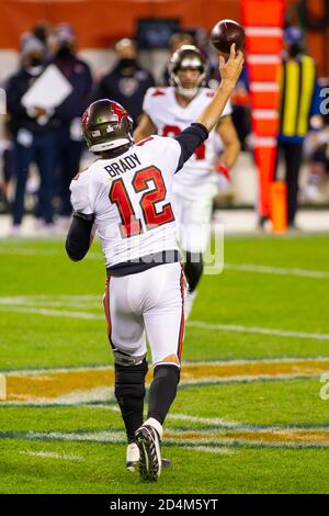 Chicago, Illinois, USA. Okt. 2020. - Buccaneers Quarterback #12 Tom Brady wirft den Ball auf #84 Cameron Brate während des NFL-Spiels zwischen den Tampa Bay Buccaneers und Chicago Bears im Soldier Field in Chicago, IL. Fotograf: Mike Wulf. Kredit: csm/Alamy Live Nachrichten Stockfoto