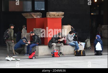 Köln Deutschland 2020 Obdachlose und arme Menschen essen Essen aus Juttas Suppenküche vor dem Römisch-Germanischen Museum in Köln. Abteilung V Stockfoto