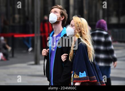 Köln, Deutschland, 2020. Junges Paar mit Gesichtsmasken auf den Straßen von Köln während des Covid-19-Virus-Pandemie-Facemask-Coronavirus Stockfoto
