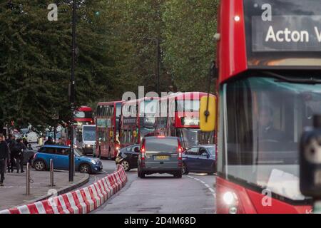 London, Großbritannien. Oktober 2020. Fahrradwege bringen Chaos und Stillstand am Hammersmith Broadway und verursachen lange Rückschläge, da Busspuren auf Fahrradnutzung umgestellt werden, obwohl nicht alle Radfahrer ihre Fahrspuren nutzen. Kredit: Peter Hogan/Alamy Live Nachrichten Stockfoto