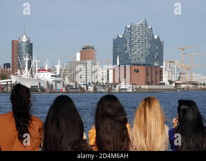 Hamburg, Deutschland. Juni 2020. Fünf junge Mädchen mit langen Haaren blicken von einem Lastkahn in Richtung HafenCity und Elbphilharmonie. Quelle: Soeren Stache/dpa-Zentralbild/ZB/dpa/Alamy Live News Stockfoto