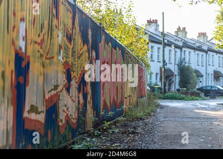 Standort der historischen Ziegelei Cherry Orchard Lane, Rochford, Southend, Essex, Großbritannien. Immobilien in Cherry Orchard Lane durch Graffiti bedeckt horten Stockfoto