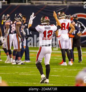 Chicago, Illinois, USA. Okt. 2020. - Buccaneers Quarterback #12 Tom Brady signalisiert einen Touchdown während des NFL-Spiels zwischen den Tampa Bay Buccaneers und Chicago Bears im Soldier Field in Chicago, IL. Fotograf: Mike Wulf. Kredit: csm/Alamy Live Nachrichten Stockfoto