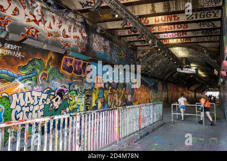 Graffiti entlang Leake Street am 14. September 2020 auf der South Bank im Vereinigten Königreich. Foto von Sam Mellish Stockfoto