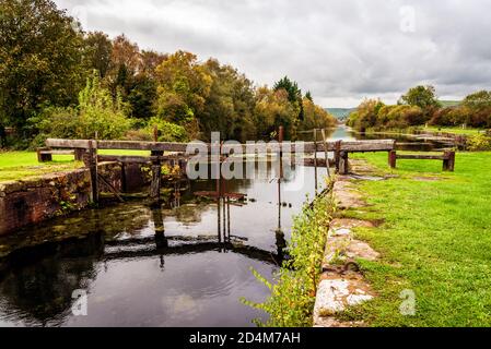 Die alten verfallenen Schleusentore am Canal Foot, Ulverston, Cumbria, England. Stockfoto