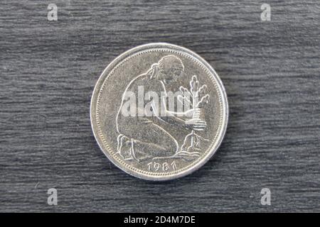 Makro der alten deutschen Münze genannt 50 Pfennig Stockfoto