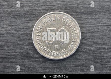 Makro der alten deutschen Münze genannt 50 Pfennig Stockfoto