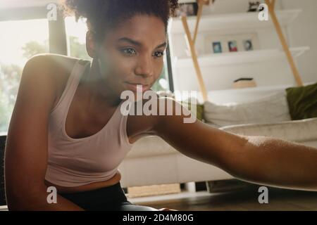 Nahaufnahme Porträt der schönen Frau Stretching in der Lounge Vor dem Training zu Hause Stockfoto