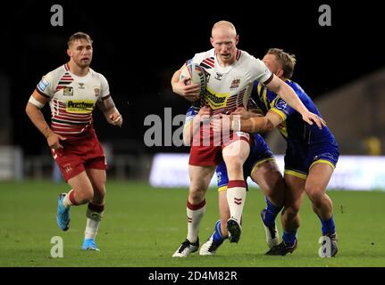 Liam Farrell (Mitte) von Wigan Warrington Wolves' Toby Kings und Chris Hill wird während des Betfred Super League-Spiels im Emerald Headingley Stadium in Leeds angegangen. Stockfoto