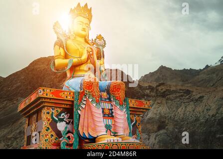 Maitreya Buddha Statue in der Nähe des Diskit Gompa (Diskit Kloster) im Nubra Tal von Ladakh, Nordindien. Stockfoto