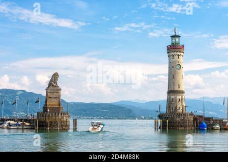 Hafeneinfahrt am Bodensee, Lindau, Deutschland. Schöne Landschaft mit Löwenstatue und Leuchtturm. Landschaftlich schöner Blick auf Konstanz oder Bodensee in Summe Stockfoto