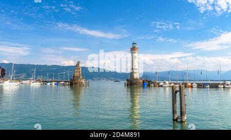 Hafeneinfahrt am Bodensee, Lindau, Deutschland. Schöne Landschaft mit Leuchtturm in Marina. Im Sommer landschaftlich reizvolle Aussicht auf Konstanz oder Bodensee. Stockfoto