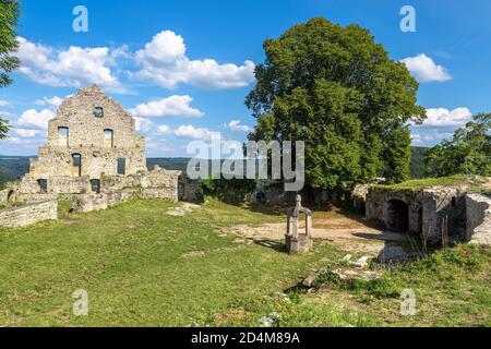 Burg Hohenurach in der Altstadt von Bad Urach, Deutschland. Die Ruinen dieser mittelalterlichen Burg sind Wahrzeichen von Baden-Württemberg. Landschaft mit verlassenen deutschen c Stockfoto