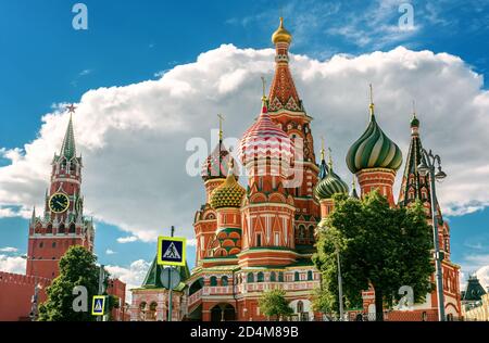 Basilius-Kathedrale auf dem Roten Platz, Moskau, Russland. Es ist ein berühmtes Wahrzeichen von Moskau. Schöne Aussicht auf die alte Basilius-Kirche in der Nähe des Moskauer Kreml. C Stockfoto