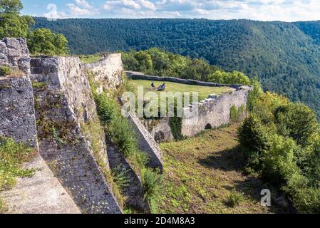 Landschaft mit Burg Hohenurach in Bad Urach, Deutschland. Die Ruinen dieser mittelalterlichen Burg sind Wahrzeichen von Baden-Württemberg. Festungsmauern von verlassenen ol Stockfoto