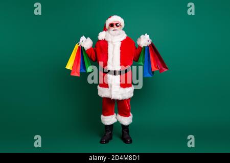 Volle Länge Körpergröße Ansicht seiner er schön Fett Übergewichtig zuversichtlich Santa St. Nicholas trägt Geschenke zu liefern Geschenke Überraschung Dezember Stockfoto