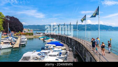 Lindau, Deutschland - 19. Juli 2019: Panorama Bodensee oder Bodensee, Menschen gehen neben Yachten im Hafen. Diese Altstadt ist Touristenattraktion von Stockfoto