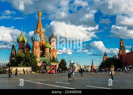 Moskau - 23. Juli 2020: Menschen gehen auf dem Roten Platz im Sommer in Moskau, Russland. Dieser Ort ist die Top-Touristenattraktion von Moskau. Wunderschöne Aussicht auf St. Ba Stockfoto