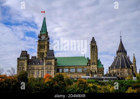 Kanadas Parliament Hill wird im Oktober 2020 von einem nahe gelegenen Park im Herbst gesehen, mit Herbstfarben auf Bäumen säumen den Hügel. Stockfoto