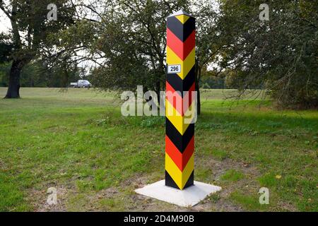 Bad Muskau, Deutschland. Okt. 2020. An der deutsch-polnischen Grenze im Fürst-Pückler-Park steht eine Grenzsäule. Alle 307 deutschen Grenzposten an der deutsch-polnischen Grenze im Freistaat wurden fast 30 Jahre nach der Wiedervereinigung ersetzt. Die neuen Säulen bestehen aus glasfaserverstärktem Kunststoff, sind drei Meter hoch und ragen 2.10 Meter aus dem Boden. Quelle: Sebastian Kahnert/dpa-Zentralbild/ZB/dpa/Alamy Live News Stockfoto