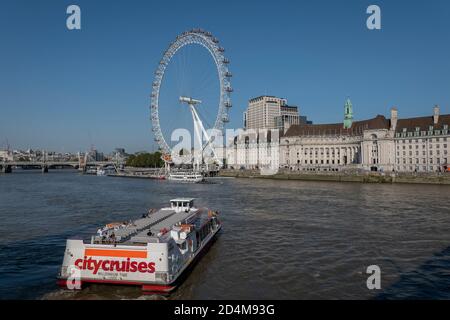 Das London Eye und County Hall Gebäude am 14. September 2020 auf der South Bank im Vereinigten Königreich. Foto von Sam Mellish Stockfoto