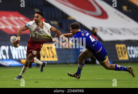 Wigan Warriors' Bevan French (links) wird von Warrington Wolves' Toby Kings während des Betfred Super League Spiels im Emerald Headingley Stadium, Leeds, angegangen. Stockfoto