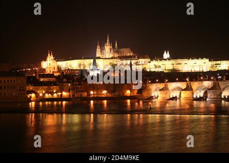 Prag, Tschechische Republik. 25. Dezember 2005: Prager Burg in der Tschechischen Republik bei Nacht. Moldava Fluss und historische Brücke. Stockfoto