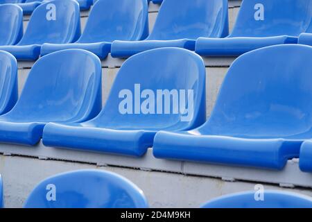 Tribüne in einem Sportstadion. Blaue Sitze in EINER Reihe Stockfoto