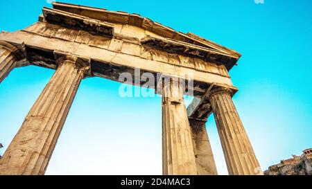 Alte griechische Tempelsäulen gegen den klaren blauen Himmel, niedrige Winkel Ansicht, schöner Hintergrund, Griechenland. Stockfoto