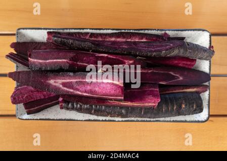 Purpurrote Karotten sind eine der Hauptzutaten eines traditionellen türkischen Getränks, des Rübensaftes. Stockfoto