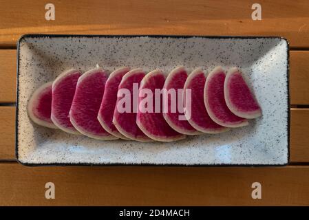 Lila Radieschen sind eine der Hauptzutaten eines traditionellen türkischen Getränks, Rübensaft. Stockfoto