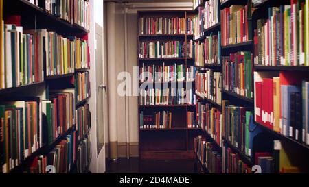 Bücher auf Bücherregalen im Hintergrund der öffentlichen Bibliothek. Schulbuch im Bücherregal schönes Konzept. Stockfoto