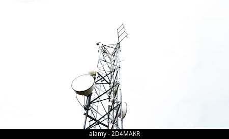 Funkantenne Tower Telekommunikation gegen bewölkten Himmel in der niedrigen Ansicht. Isoliert auf weißem Hintergrund. Stockfoto