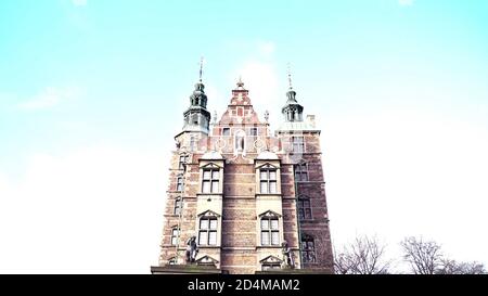 Schloss Rosenborg, Kopenhagen, Dänemark. Rechte Seite gegen einen klaren blauen Himmel in der Low-Angle-Ansicht. Stockfoto