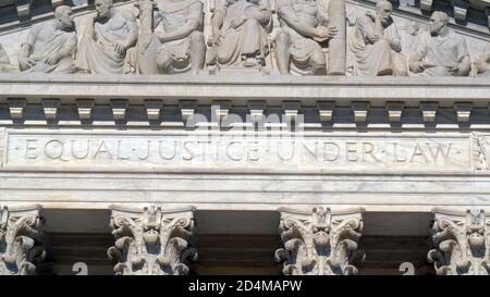 Oberster Gerichtshof der Vereinigten Staaten, Gebäude Außenfassade, gleiche Gerechtigkeit nach dem Gesetz, WASHINGTON, DC, USA. Stockfoto