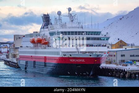 Kreuzfahrtschiffe halten am Hafen Havøysund in Nordnorwegen Stockfoto