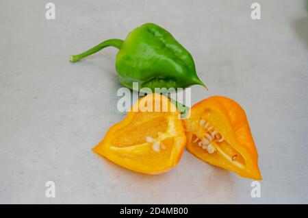 Reife Und Grüne Scotch Bonnet Paprika Stockfoto