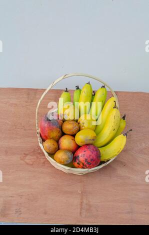 Früchte in Whicker Warenkorb Stockfoto
