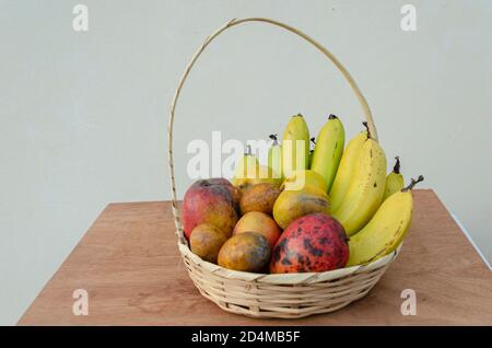 Obstkorb mit Bananen Stockfoto