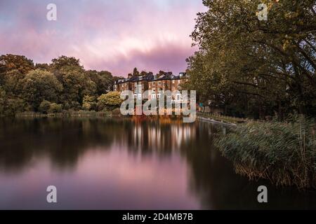 Eine lange Herbstexposition spiegelte sich über einem Teich in Hampstead Heath, London, England. Stockfoto