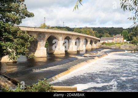 Hexham Road Bridge eine mehrspannige Steinbogenbrücke aus dem späten 18. Jahrhundert über den Fluss Tyne, in Northumberland, England, Großbritannien Stockfoto