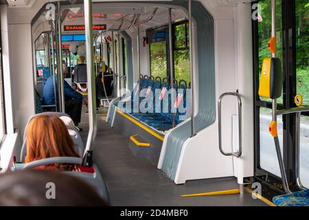 Moskau, Russland - 6. Juni 2020: Halten Abstand in öffentlichen Verkehrsmitteln Straßenbahn in Moskau, Richtung Sokolniki Stockfoto