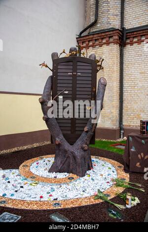 Halle, Deutschland. Oktober 2020. Die Synagogentür mit den Einschusslöchern wurde von einem 19-jährigen Abitur als Kunstprojekt umgestaltet. Am Jahrestag des Angriffs wurde die Tür als Gedenkstätte eingeweiht. Am 9. Oktober 2019 hatte ein schwer bewaffneter Rechtsextremist versucht, die Synagoge zu stürmen und unter 52 Besuchern ein Massaker zu verursachen. Als er scheiterte, schoss er einen Passanten vor der Synagoge und einen jungen Mann in einem nahegelegenen Kebab-Restaurant. Kredit: Mattis Kaminer/Alamy Live Nachrichten Stockfoto