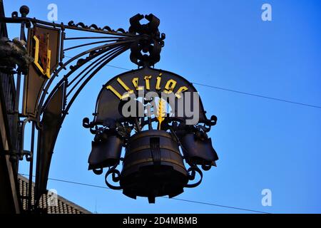 Außenrestaurant-Logo der berühmten Handwerksbrauerei 'Uerige' in der Düsseldorfer Altstadt. Es ist berühmt für sein 'Alt Beer' / Altbier. Stockfoto