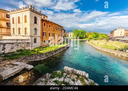 Rieti, Italien. 29. April 2018: Rieti, Stadt Mittelitaliens. Velino Fluss mit alten Häusern und den historischen Überresten der römischen Brücke unten. Natur Stockfoto