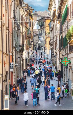 Rieti, Italien. 29. April 2018: Bürger und Touristen zu Fuß durch die Via Roma in der Altstadt von Rieti in Italien. Geschäfte unter den Häusern, bergauf Stockfoto