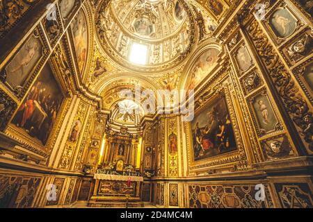 Rieti, Italien. 29. April 2018: Kapelle des Sakraments in der Kathedrale Santa Maria Assunta im historischen Zentrum von Rieti in Italien. Dekoration Stockfoto