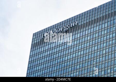 London, Großbritannien - 03. Februar 2019: Die Sonne scheint auf der Beschilderung von J P Morgan oben in der britischen Niederlassung von Canary Wharf. JPMorgan Chase ist ein US-amerikanischer Multis Stockfoto