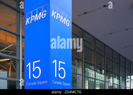 London, Vereinigtes Königreich - 03. Februar 2019: Blaue KPMG-Beschilderung am Eingang zu ihren Büros auf 15 Canada Square in Canary Wharf - Hauptsitz der compa Stockfoto